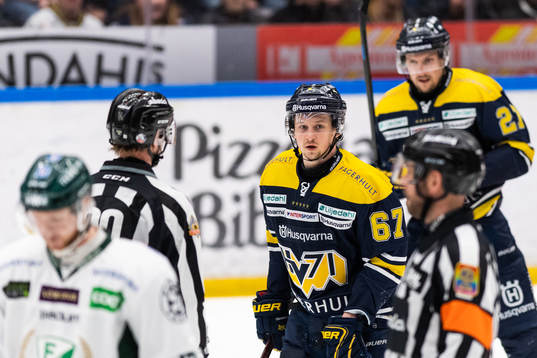 s Christoffer Törngren reagerar mot domaren