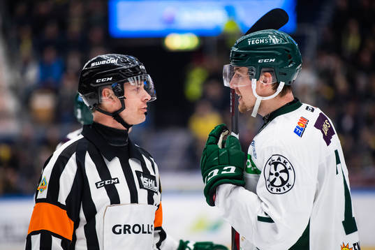 Domare Mikael Andersson i diskussion med Färjestads Johan