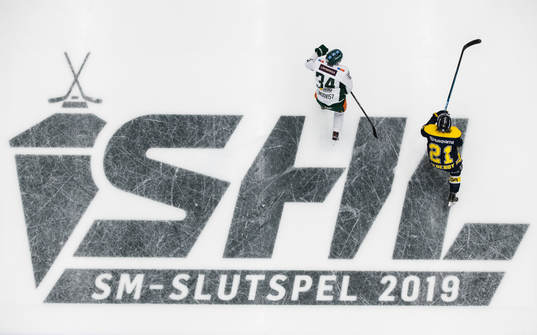 s Mattias Tedenby vid logotypen för SHLs SM-Slutspel 2019