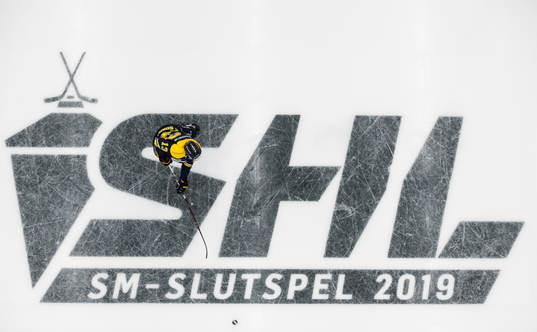 s Oscar Sundh och logotypen för SHLs SM-Slutspel 2019