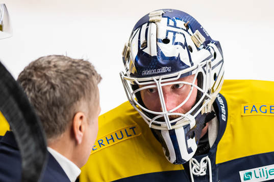 s tränare Stephan Lundh pratar med målvakt Jonas