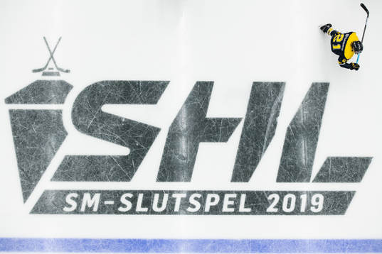s Mattias Tedenby och logotypen för SHLs SM-Slutspel 2019