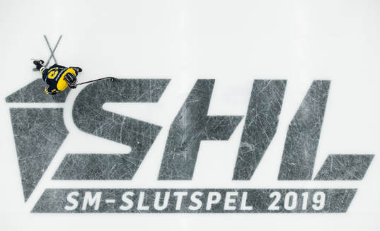 s Oscar Sundh och logotypen för SHLs SM-Slutspel 2019