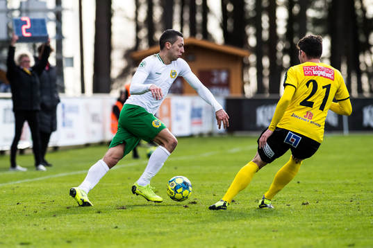 Hammarbys Nikola Djurdjic och Mjällbys Felix Konstandeliasz