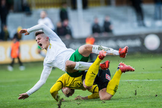 Hammarbys Leo Bengtsson  och Mjällbys Adi Terzic