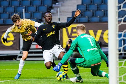 Brommapojkarnas Samuel Svenlén och målvakt Rasmus