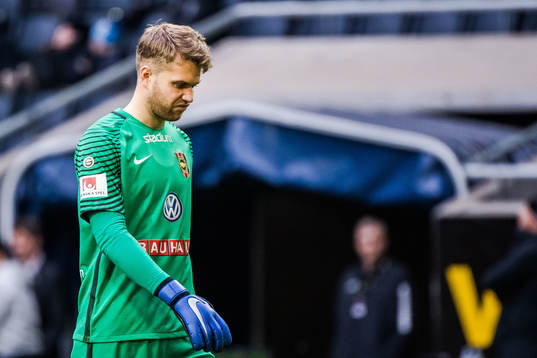 Brommapojkarnas målvakt Rasmus Emanuelsson deppar