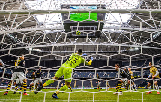 s målvakt Budimir Janosevic vid Brommapojkarnas 0-1 mål