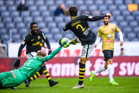 Brommapojkarnas målvakt Rasmus Emanuelsson räddar skott