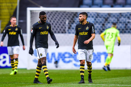 s Chinedu Ogbuke Obasi och Stefan Silva deppar