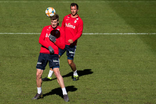 Alexander Sørloth and Even Hovland of Norway