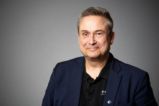 poserar för ett porträtt