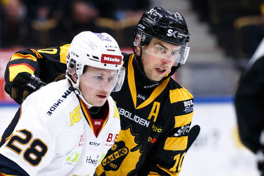 Djurgårdens Dennis Svensson och Skellefteås Joakim