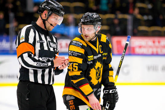 Skellefteås Oscar Möller pratar med domare Andreas