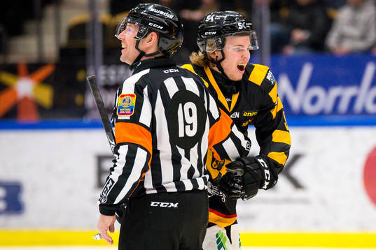 Skellefteås Tim Söderlund och domare Wolmer Edqvist