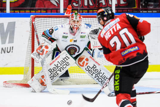 Malmö Redhawks Henrik Hetta skjuter mot Frölundas