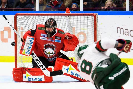 Frölundas Viktor Ekbom skjuter mot Malmö Redhawks
