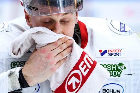 Frölundas målvakt Johan Mattsson deppar