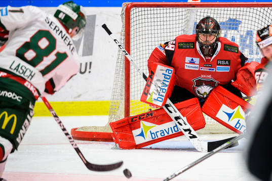 Frölundas Ryan Lasch skjuter mot Malmö Redhawks målvakt