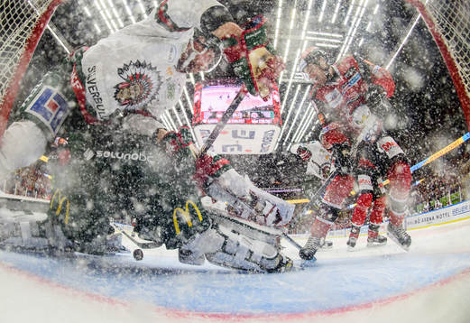Malmö Redhawks Johan Olofsson oroar mot Frölundas Simon