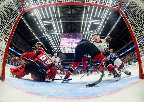 Frölundas Max Friberg oroar mot Malmö Redhawks målvakt