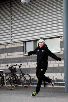 Färjestads Oskar Steen värmer upp