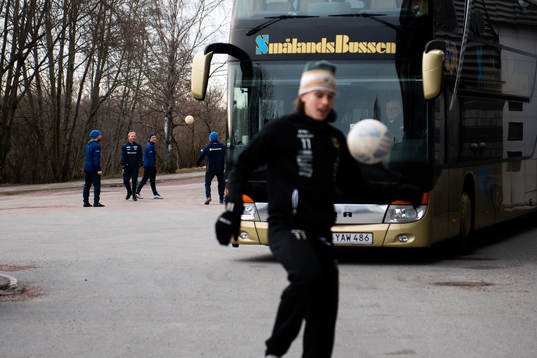 s spelare värmer upp bredvid Färjestads Joakim Nygård