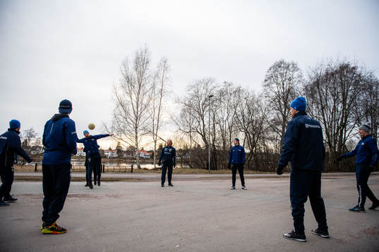 s spelare värmer upp