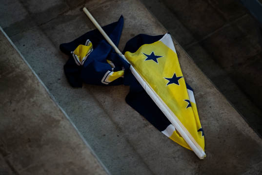 s flagga ligger på golvet på ståplats
