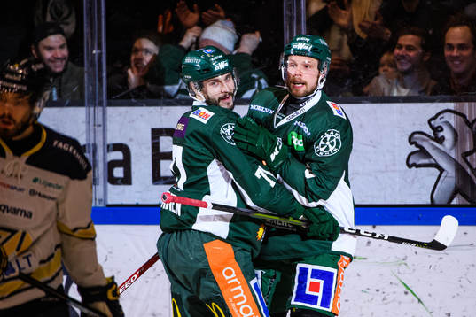 Färjestads Jesse Virtanen och Alexander Johansson jublar
