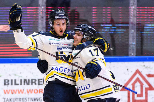 s Christoffer Törngren och Isac Brännström jublar