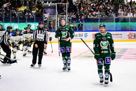 Färjestads Johan Ryno och Jesper Olofsson deppar