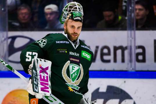 Färjestads målvakt Markus Svensson deppar