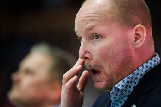 s assisterande tränare Jonas Holmström deppar
