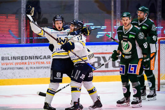 s Christoffer Törngren och Isac Brännström jublar