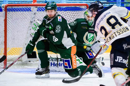 Färjestads Linus Johansson och målvakt Markus Svensson