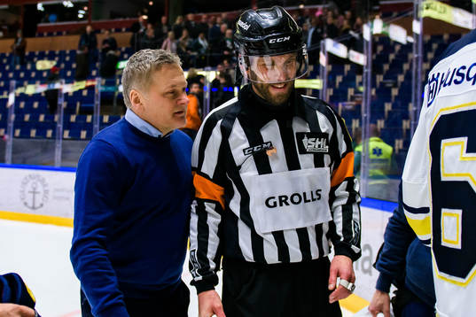 s tränare Stephan Lundh i samtal med Domare Marcus Linde