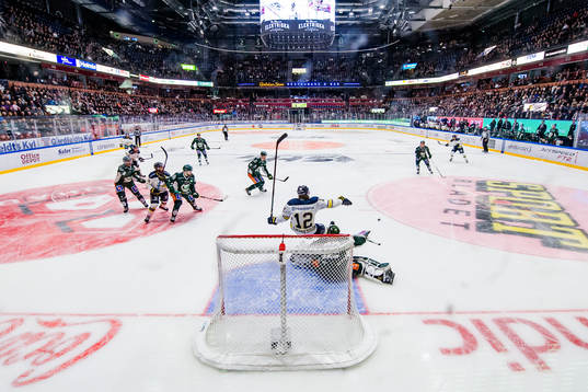 s Andreas Thuresson  i kollision med Färjestads målvakt