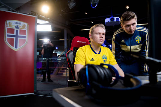 Zackarias Johansson of Sweden and Ivan "BorasLegend"
