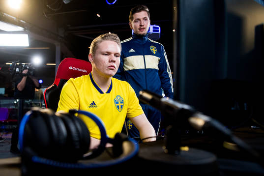 Zackarias Johansson of Sweden and Ivan "BorasLegend"