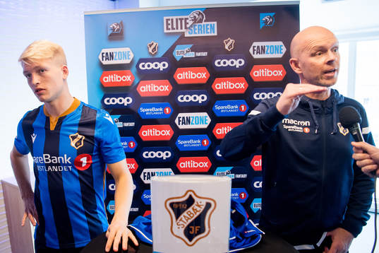 Andreas Hanche-Olsen of Stabæk and Henning Berg, head