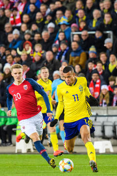 Martin Ødegaard of Norway and Robin Quaison of Sweden