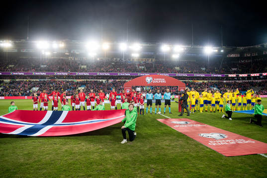 The players of Norway and Sweden line up