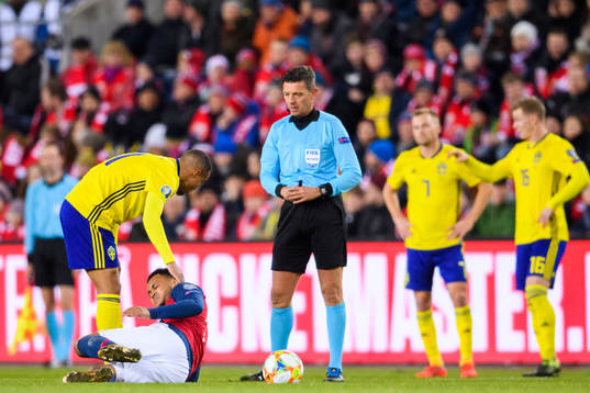 Robin Quaison of Sweden and Joshua King of Norway