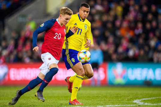 Martin Ødegaard of Norway and Robin Quaison of Sweden