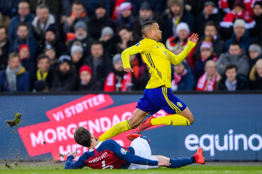 Robin Quaison of Sweden and Håvard Nordtveit of Norway