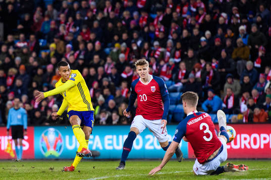 Robin Quaison of Sweden scores the 2-0 goal