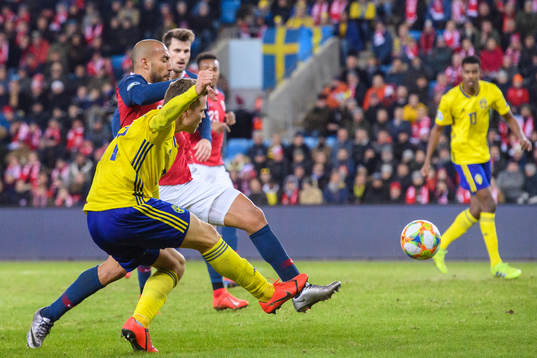 Viktor Claesson of Sweden plays up to Robin Quaison (not