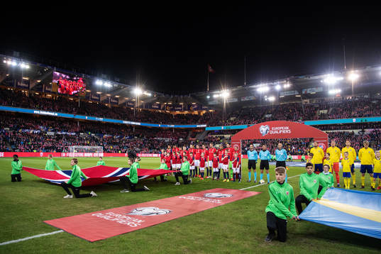 The Norwegian players sing the national anthem