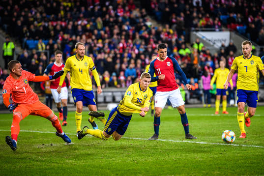 Goalkeeper Robin Olsen and Emil Krafth of Sweden